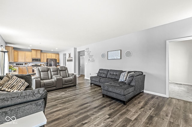 living area with dark wood-type flooring, baseboards, and recessed lighting