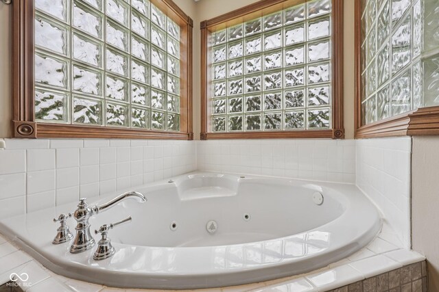 6983 White Oak Dr, Avon, IN 46123 - full bath with a whirlpool tub