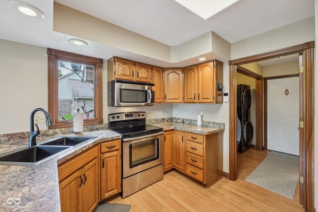 6983 White Oak Dr, Avon, IN 46123 - kitchen with stainless steel appliances, a sink, light wood-type flooring, brown cabinets, and recessed lighting
