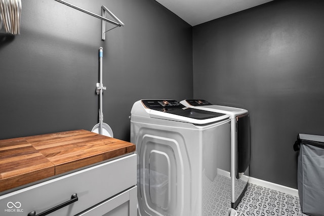 6305 N Woodhaven Dr, Mccordsville, IN 46055 - laundry room featuring washer and dryer and baseboards