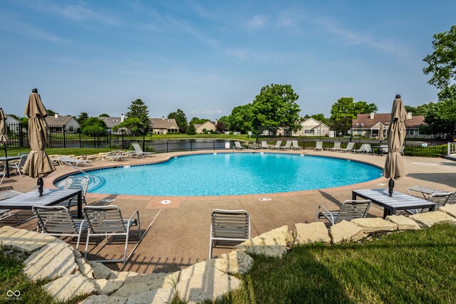 8223 Thoroughbred Run, Indianapolis, IN 46256 - community pool with a patio area and a residential view
