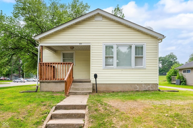 801 N Park St, Seymour, IN 47274 - bungalow-style house with a front lawn and a porch