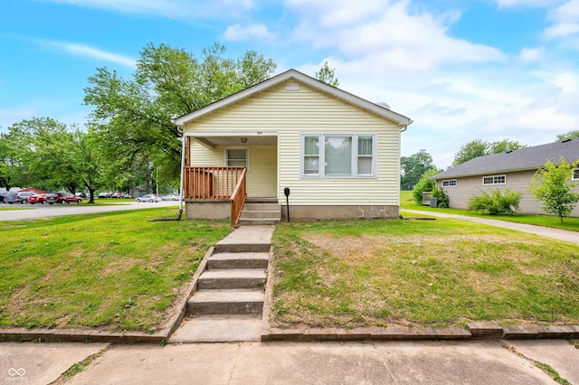 801 N Park St, Seymour, IN 47274 - bungalow-style home featuring covered porch and a front lawn