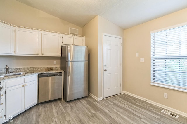 11114 Wismar Dr, Indianapolis, IN 46235 - kitchen featuring stainless steel appliances, lofted ceiling, a sink, light wood-style floors, and plenty of natural light