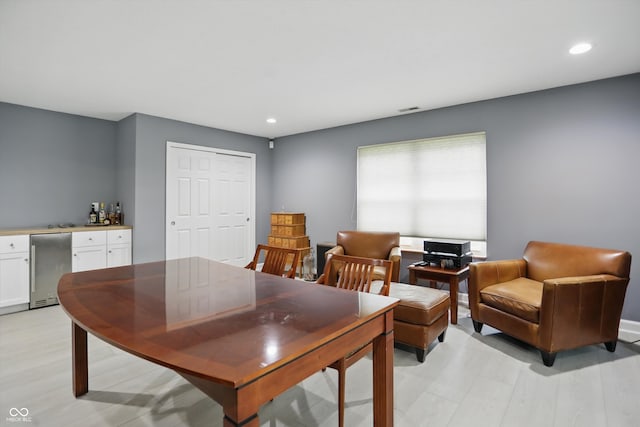 10410 Trillium Ct, Noblesville, IN 46060 - dining area featuring a dry bar, recessed lighting, and light wood-style floors