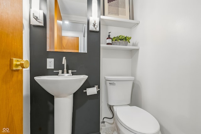 6704 Hoover Rd, Indianapolis, IN 46260 - bathroom with toilet