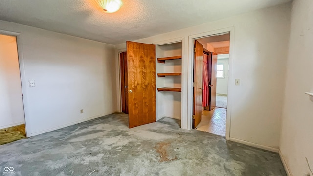 3215 E 10th St, Anderson, IN 46012 - unfurnished bedroom featuring carpet floors, a closet, a textured ceiling, and baseboards