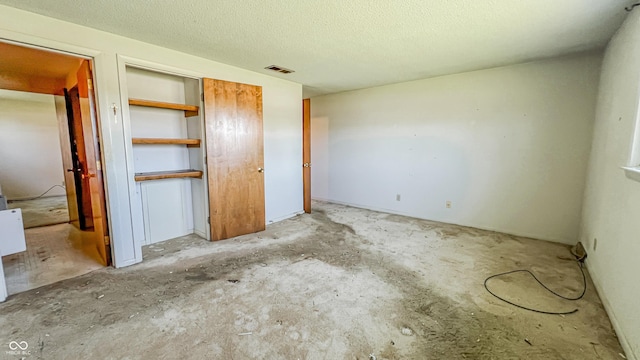 3215 E 10th St, Anderson, IN 46012 - unfurnished bedroom featuring a closet and a textured ceiling