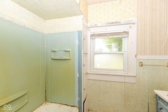 2009 S L St, Elwood, IN 46036 - full bath featuring vanity and washer / clothes dryer