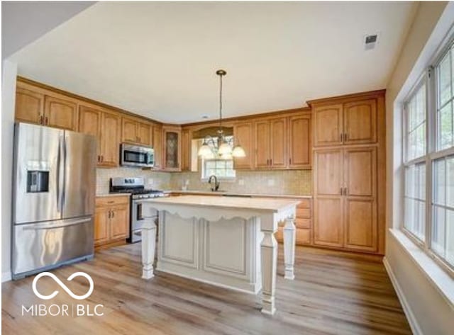 5651 Pine Knoll Blvd, Noblesville, IN 46062 - kitchen with stainless steel appliances, light countertops, tasteful backsplash, and light wood-style flooring