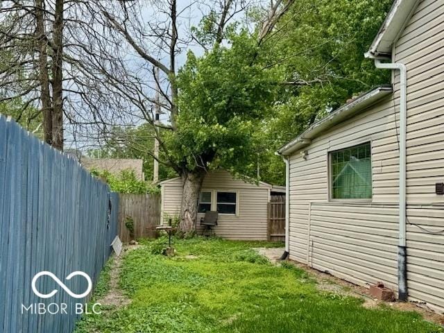 1118 S 2nd St, Lafayette, IN 47905 - view of yard with an outdoor structure