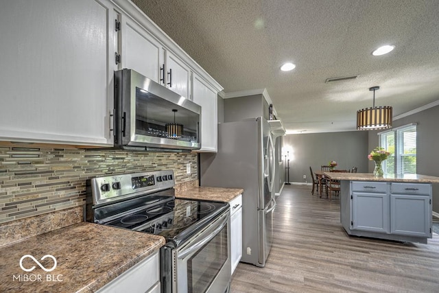 7657 Wheatgrass Ln, Noblesville, IN 46062 - kitchen with stainless steel appliances, light wood-style flooring, a textured ceiling, recessed lighting, and ornamental molding