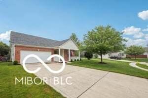19146 Carol Cove Cir, Noblesville, IN 46062 - view of front facade featuring driveway, a garage, and a front lawn