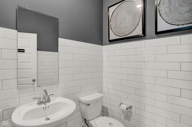 942 Shadow Dr, Danville, IN 46122 - bathroom with a sink, toilet, and tile walls