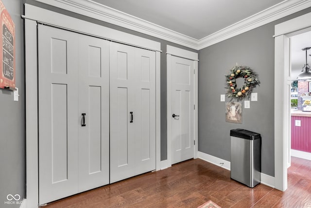 900 W Busby St, Lebanon, IN 46052 - entryway with dark wood-style floors and crown molding