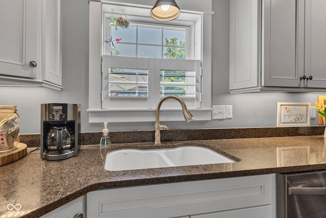 900 W Busby St, Lebanon, IN 46052 - kitchen with stainless steel dishwasher and dark stone countertops