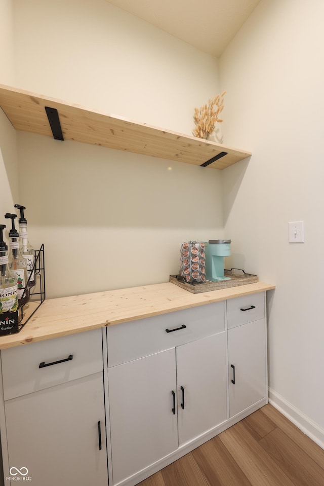 640 Axford Bay Dr, Westfield, IN 46074 - bar area with light wood finished floors and baseboards