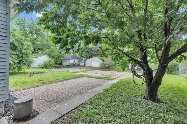 1618 Villa Ave, Indianapolis, IN 46203 - view of grassy yard featuring a detached garage