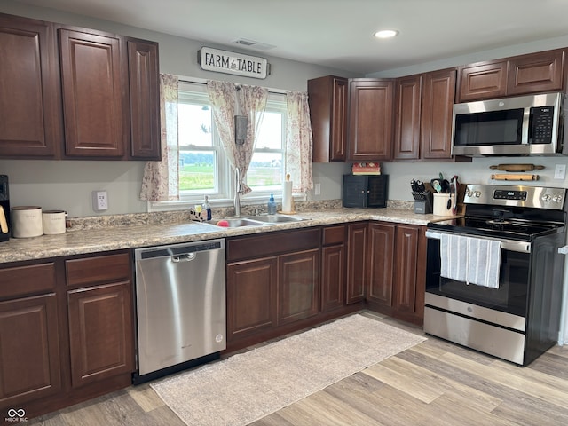 260 S 250 W, Greenfield, IN 46140 - kitchen featuring stainless steel appliances, a sink, light wood-style floors, light countertops, and recessed lighting