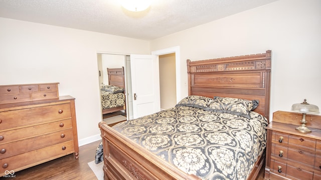 5024 N Kenwood Ave, Indianapolis, IN 46208 - bedroom featuring dark wood finished floors, a closet, and a textured ceiling