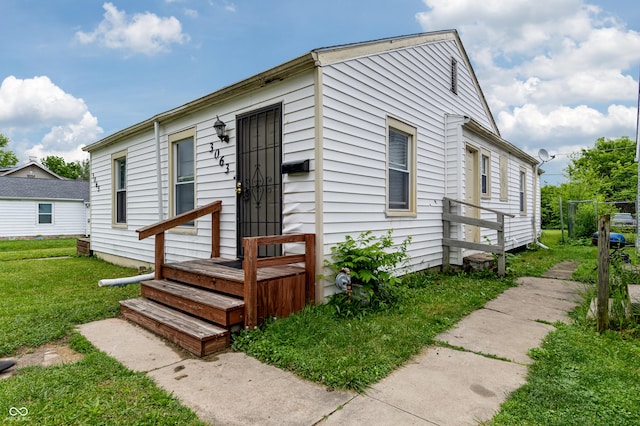 3065 N Colorado Ave, Indianapolis, IN 46218 - view of front of house featuring a front lawn
