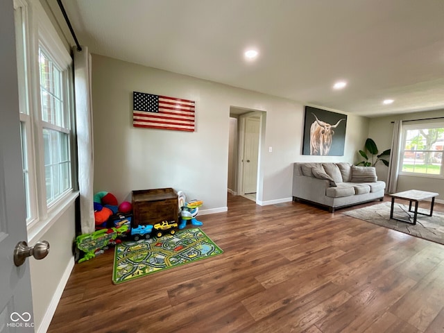 3520 Lantern Ln, Columbus, IN 47203 - living room featuring wood finished floors, baseboards, and recessed lighting