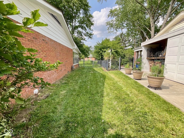 3520 Lantern Ln, Columbus, IN 47203 - view of yard