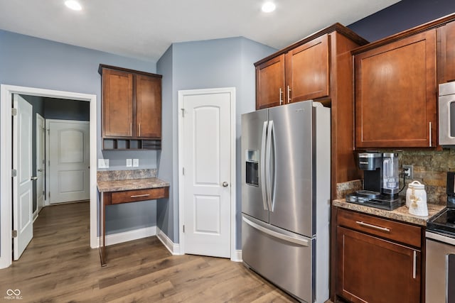 1893 Devonshire Ave, Avon, IN 46123 - kitchen with stainless steel appliances, dark wood-type flooring, decorative backsplash, baseboards, and recessed lighting