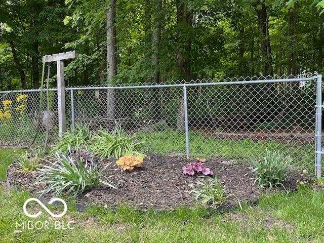 9451 S Amanda Dr, Claypool, IN 46510 - view of yard