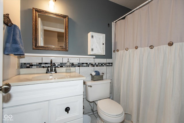 2766 Del Prado Dr Unit 6, Indianapolis, IN 46227 - full bath featuring toilet, vanity, tile walls, backsplash, and a shower with shower curtain
