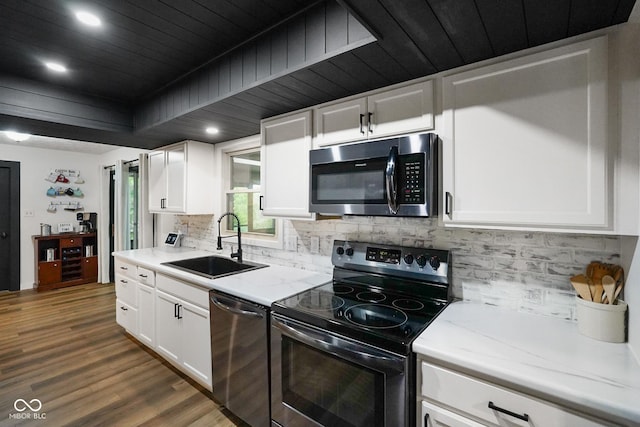 955 Wood Creek Pl, Greenwood, IN 46142 - kitchen featuring appliances with stainless steel finishes, a sink, dark wood finished floors, tasteful backsplash, and recessed lighting