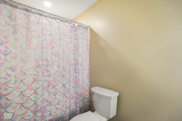 955 Wood Creek Pl, Greenwood, IN 46142 - bathroom with toilet, recessed lighting, and a shower with shower curtain
