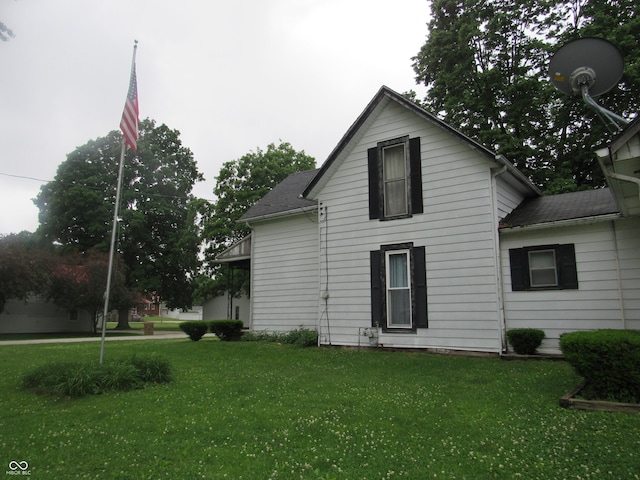 112 Orchard St, Waynetown, IN 47990 - view of property exterior with a yard