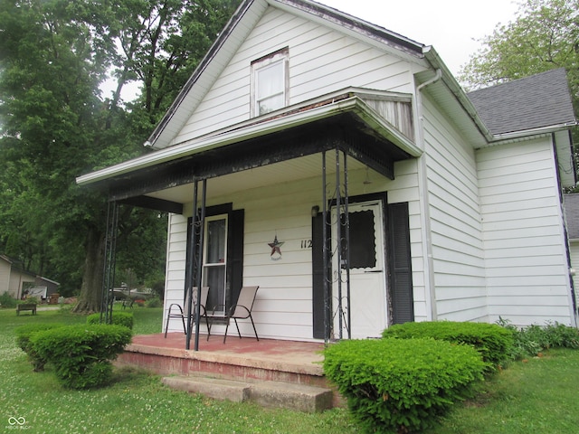 112 Orchard St, Waynetown, IN 47990 - view of front of home with a porch and roof with shingles