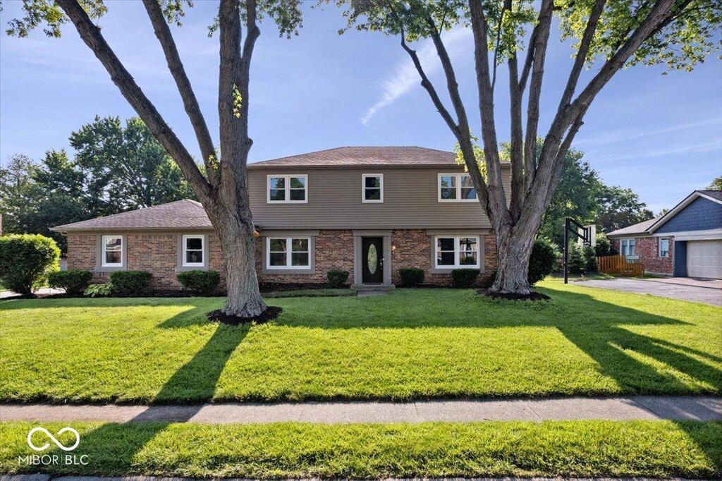 567 Hawthorne Dr, Carmel, IN 46033 - photo 1