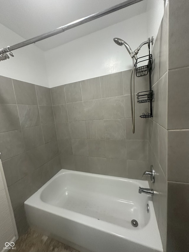 2180 N Irwin St, Indianapolis, IN 46219 - full bath featuring shower / washtub combination