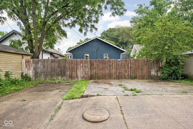 614 N Drexel Ave, Indianapolis, IN 46201 - view of yard