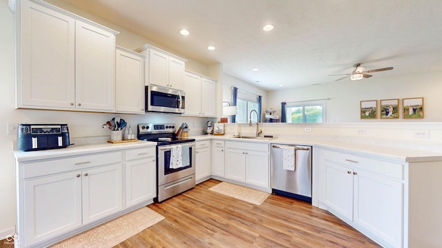 217 Saint Andrews Ave, Edinburgh, IN 46124 - kitchen featuring appliances with stainless steel finishes, a sink, a ceiling fan, recessed lighting, and a peninsula