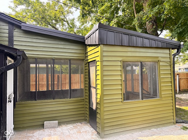 624 N Rural St, Indianapolis, IN 46201 - view of outdoor structure with a sunroom