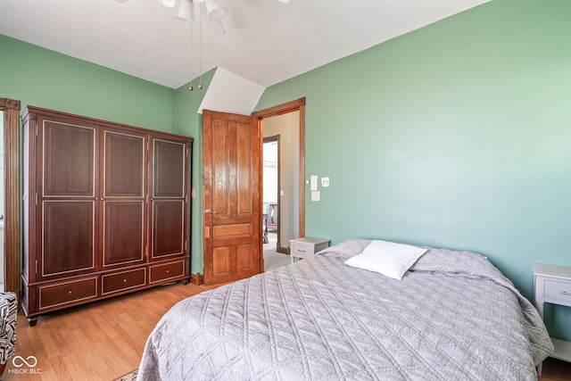239 E 11th St, Indianapolis, IN 46202 - bedroom featuring light wood-style floors and a ceiling fan