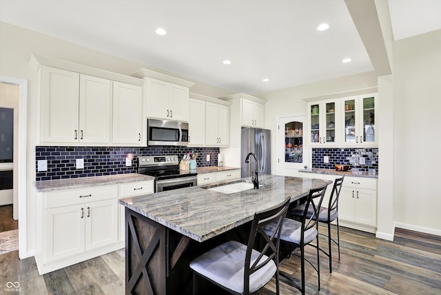 3301 N 200 W, Franklin, IN 46131 - kitchen with stainless steel appliances, a sink, decorative backsplash, a kitchen bar, and a kitchen island with sink