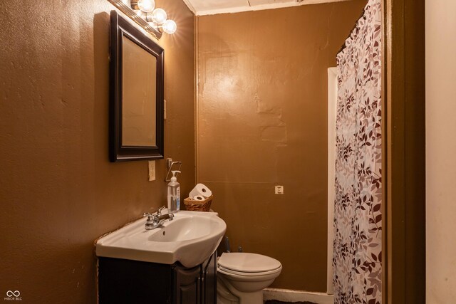 2620 13th St, Columbus, IN 47201 - full bathroom with vanity, toilet, and a shower with curtain