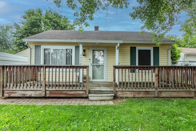 2620 13th St, Columbus, IN 47201 - bungalow-style home with a front lawn and a shingled roof