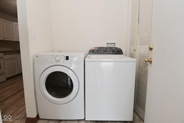 1411 Mimosa Ct, Greenfield, IN 46140 - laundry area featuring independent washer and dryer and wood finished floors