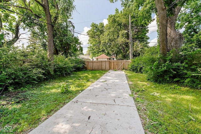 1038 W 33rd St, Indianapolis, IN 46208 - view of yard
