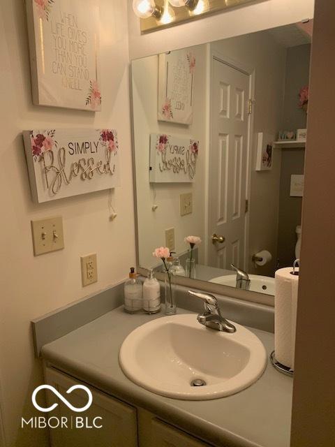 6730 NW Shanghai Cir, Indianapolis, IN 46268 - bathroom with vanity