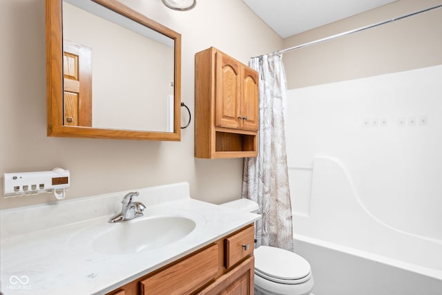 5695 N Red Oak Dr, Greenfield, IN 46140 - full bath featuring vanity and shower / bath combination with curtain