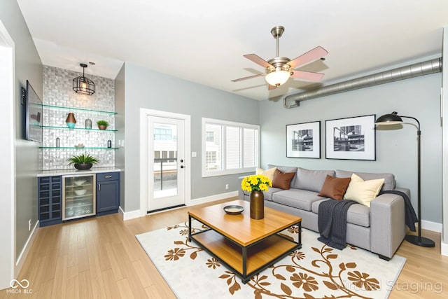 721 E N St Unit 2C, Indianapolis, IN 46202 - living area featuring beverage cooler, bar, light wood-style flooring, and ceiling fan