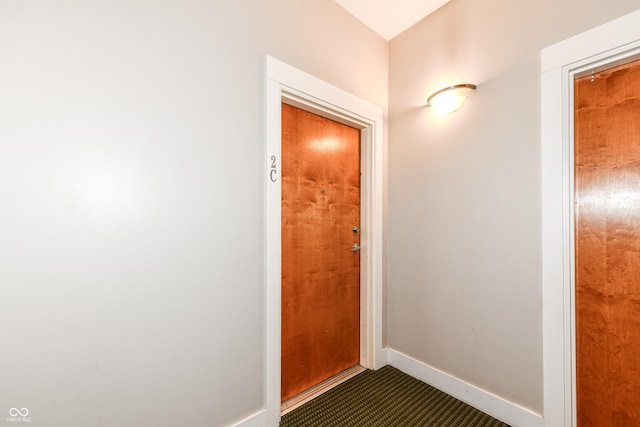721 E N St Unit 2C, Indianapolis, IN 46202 - entryway featuring dark carpet and baseboards