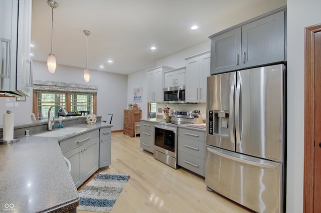 214 W Stoney Trl, Greenfield, IN 46140 - kitchen with appliances with stainless steel finishes, light wood-style flooring, decorative backsplash, hanging light fixtures, and recessed lighting